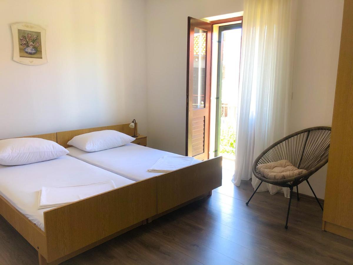 Apartmani Bepina Supetar Ngoại thất bức ảnh